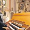 Organist Jaroslav Wendler testete die Orgel in der Kirche von Abertamy, die Tontechniker Joachim Jaitner (hinten) und Schreiner Christoph Schneider spielfähig gemacht hatten.  