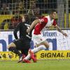 Raul Bobadilla dreht jubelnd ab, nachdem er das 1:0 für den FC Augsburg bei Borussia Dortmund erzielt hat.