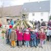 Die Kindergartenkinder sind stolz auf den schönen Osterbrunnen von Villenbach. Auch sie haben mitgeholfen.  