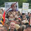 Auch Demonstrationen gegen die Asylpolitik von Angela Merkel waren im Oktober 2016 Begleiterscheinung der Flüchtlingskrise. 