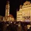 Am späten Samstagnachmittag versammelten sich rund 1000 Menschen auf dem Augsburger Rathausplatz, um gegen Corona-Maßnahmen zu demonstrieren.
