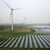 Ökostrom aus Schleswig-Holstein: Eine Solaranlage und Windräder erzeugen dort in großem Stil Elektrizität. 