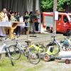 Pater Tomasz segnete beim Gottesdienst auf dem Burgberg die Fahrzeuge, darunter auch Fahrräder und das Feuerwehrauto. 	