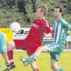 Von Westendorfs Heimkehrer Matthias Wiedemann (links) und Christopher Gabor erfolgreich in die Zange genommen: Unterthürheims Spielertrainer Karl Baumann (Mitte). 