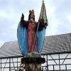Diese Brunnenfigur gegenüber der Kirche in Ingstetten zeigt die heilige Ursula. Nach ihr war eine Kapelle benannt, die bereits vor mehr als 200 Jahren abgebrochen wurde.  