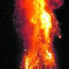 Die Kinder durften unter Aufsicht das Feuer anzünden. Das große kegelförmige Funkgebilde stand innerhalb von Sekunden in Flammen. Die leuchtenden Flammen boten ein eindrucksvolles Szenario.  
