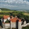 Im neuen Imagefilm geht es mit dem Heißluftballon über das Schloss Harburg.