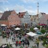 Blick auf den Marktplatz während des Fuchsien- und Kräutermarkts in Wemding. Dieser lockte wieder Tausende von Gästen in die Altstadt.