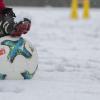 Gibt es kaum noch: Ein Fußball auf der Schneedecke. 