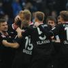 Die Augsburger Spieler bejubeln ihren 1:0-Sieg gegen den Hamburger SV.<