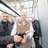 Bürgermeister Erich Winkler (links) und der neue Tankstellenpächter Franz Hlawatschke eröffneten gestern offiziell die neue Tankstelle bei Nersingen. Sie befüllten ein Einsatzfahrzeug der Freiwilligen Feuerwehr Nersingen/Leibi.  	