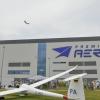 Mit einem großen Familientag hat Flugzeugteile-Hersteller Premium Aerotec 100 Jahre Flugzeugbau in den Augsburger Werken gefeiert. Überflug des Transportflugzeugs Airbus A400M.