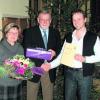 Bürgermeister Walter Wörle (Mitte) und seine Frau Bernadette gratulieren dem geschäftsführenden Beamten der Gemeinde Markt Wald, Robert Strodel, bei der Jahresabschlussfeier zur Beförderung. Foto: baus