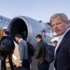 Oliver Kahn (r)steigt am Flughafen München in ein Flugzeug vor der Abreise ins Trainingslager nach Doha in Katar ein.