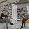 Martina Kein, die Leiterin der Stadtteilbücherei, hat es sich mit ihrer Chefin Tanja Erdmenger (rechts) im Lesecafé gemütlich gemacht. 