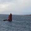 Das war einmal ein Leuchtturm kurz vor dem Polarkreis im mittelnorwegischen Fjordgebiet. Heute kann der Turm als Ferienwohnung gebucht werden. Hinbringen und Abholen ist inklusive.
