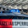 Ein Polizei-Blaulicht leuchtet über einem Absperrband mit der Aufschrift «Polizeiabsperrung».