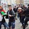 Die Demonstration von Rechtsradikalen auf dem Hauptplatz in Landsberg im vergangenen Jahr und die Auseinandersetzung mit Landtagsabgeordnetem Ludwig Hartmann (Zweiter von links) im Anschluss waren unter anderem Thema bei der Mitgliederversammlung des Bürgerbündnisses gegen Rechtsextremismus.