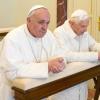 Franziskus (links) und Benedikt XVI. beim gemeinsamen Gebet. In einer entscheidenden Frage der katholischen Lehre greift der emeritierte Papst seinem Nachfolger vor.