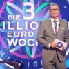 Moderator Günther Jauch steht in der Kulisse der RTL-Quizshow «Wer wird Millionär?». (Archivbild)