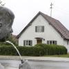 Auf diesem Grundstück in der Poststraße gegenüber von Rathaus und Kindergarten in Hurlach soll das Haus der Begegnung errichtet werden.