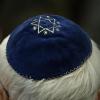 Ein Mann mit Kippa in einer Synagoge (Symbolbild): In München sind ein Rabbiner und seine zwei Söhne Opfer eines antisemitischen Übergriffs geworden. 