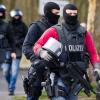Zwei tote Frauen, fünf Verletzte, drei Tatorte: Ein Mann hat die Polizei in Nordrhein-Westfalen über Stunden in Alarm versetzt.