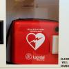Defibrillatoren können Leben retten. Immer mehr dieser Geräte stehen im öffentlichen Raum, aber auch in Unternehmen und können im Notfall von jedermann bedient werden. (Archivbild)