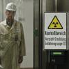 Die Strahlungskontrolle zum Zwischenlager für hochradioaktive Abfälle in Gundremmingen in einer Szene des Films «Unter Kontrolle». dpa