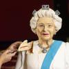 Bäckerin Lara Mason von Cake Anything  enthüllt eine lebensgroße Torte von Königin Elisabeth II. in Birmingham.