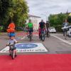 Rechtzeitig zum Start des Günzburger Stadtradelns wurde die erste Fahrradstraße offiziell eingeweiht. Oberbürgermeister Gerhard Jauernig (mit der roten Hose) radelte die Strecke ins Birket selbst am Morgen mit ab. An alle Verkehrsteilnehmer verteilte die Radverkehrsbeauftragte Daniela Fischer (rechts mit Korb) Brezen.