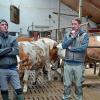 LKV-Berater Anton Huber (links) erläutert den Studierenden der Landwirtschaftsschule Pfaffenhofen die Möglichkeiten für mehr Tierwohl in der Milchviehhaltung.