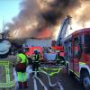 200 Einsatzkräfte löschten den Brand einer Lagerhalle in Neukirchen.