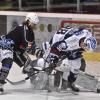 Diesmal hielt die Landsberger Abwehr (von links Max Raß, Sven Curmann und am Boden HCL-Keeper Markus Kring): Nach Penaltyschießen setzten sich die Riverkings mit 2:1 gegen den SC Riessersee durch und brachten dem Oberligisten die erste Niederlage in der Verzahnungsrunde bei.