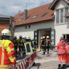 Feuerwehrleute aus Illdorf, Burgheim und Sinning rückten in die Schreinerei an. 