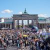 "Klima retten" steht auf einem Ballon, während Tausende von Menschen an der Protestaktion der Klimaschutzbewegung Fridays for Future vor dem Brandenburger Tor demonstrieren.