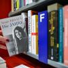 Eine Frau zieht das Buch «Die Jahre» von Annie Ernaux in einer Leipziger Buchhandlung aus dem Regal. Die französische Schriftstellerin Annie Ernaux erhält den Literaturnobelpreis.