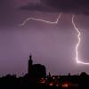 Blitze entladen sich aus einer Gewitterwolke über der Pfarrkirche im bayerischen Straubing. Am 23. Mai kann es in Bayern erneut zu schweren Unwettern kommen.