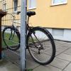 Ältere Wohnhäuser haben oft gar keine Fahrradstellplätze. Das senkt die Akzeptanz des Rades, fürchtet der ADFC.  	
