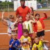 Die Kleinfeld-Meister des TC Donauwörth: (von links) Merle Roßkopf, Marie Rödl, Miriam Riedl, Carla Auer, vorne Elias Kammer, Benno Roßkopf, Tim Schlund und hinten Trainer Dimitar Marashliev. 	