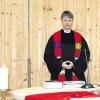 Pfarrer Gerald Bohe weihte ein größeres Kreuz für den Innenraum der evangelischen Immanuelkirche.  