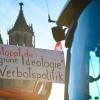 Ein Protestplakat bei einer Demonstration in Magdeburg Ende Januar: Untersuchungen zeigen, dass die Grünen in einigen Milieus der Gesellschaft stark polarisieren.