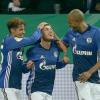 Amine Harit (l), Torschütze Max Meyer und Naldo (r) bejubeln das 1:0 für den FC Schalke.