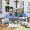 Manfred und Marianne Strobl zeigen Fotos und andere Erinnerungsstücke aus der Gründungszeit der Fahrschule.