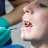 Eine Parodontitis ist eine Entzündung des Zahnbetts. Sie ist ernst zu nehmender als viele denken.  	