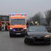 Bei einem Unfall auf der B2 ist ein Arbeiter der Straßenmeisterei Nördlingen von einem Auto erfasst worden. Er wurde schwer verletzt ins Krankenhaus nach Donauwörth gebracht.