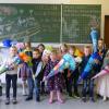 Die neue Schulklasse von Martin Müller ist aufgeregt vor ihrem ersten Schultag. Stolz stehen die Kinder mit ihren Schultüten vor der liebevoll bemalten Tafel in der Grundschule Unterglauheim.  	