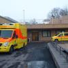 Rettungsfahrzeuge stehen vor der Sonderisolierstation am Campus Virchow-Klinikum in Berlin. Hier war ein Patient mit Verdacht auf Ebola eingeliefert worden.