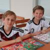 Wahre Fußball-Experten: Philipp Hautmann (links) und Moritz Winter vom VfR Neuburg haben ihr fundiertes Wissen unter anderem aus ihren Panini-Alben.  
