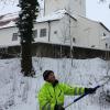 Ein Mitarbeiter des Bauhofs räumt einen Gehweg unterhalb des Schlosses. 